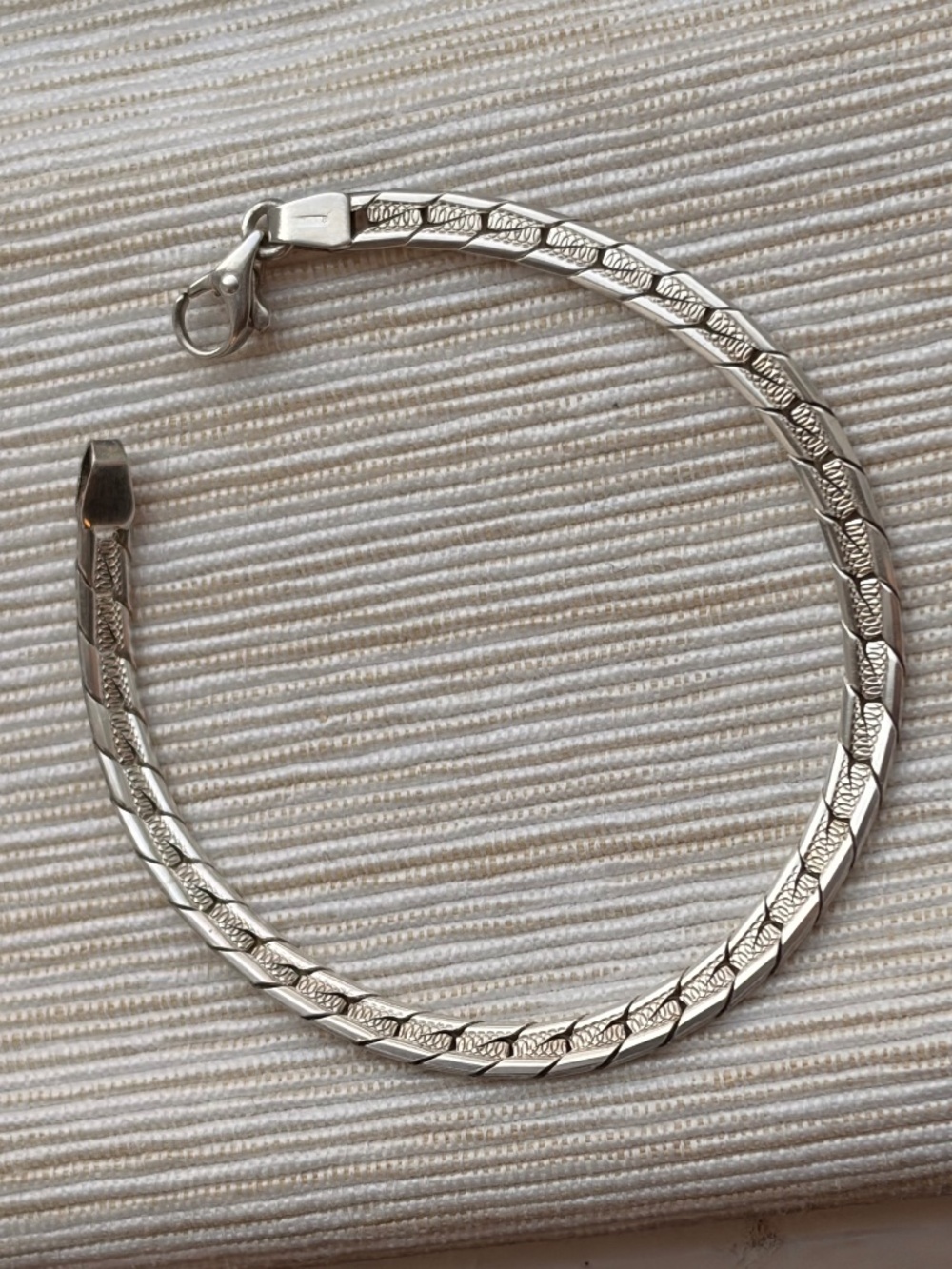 Silver serpentine bracelet, stamped, 7.25 in/18.5 cm